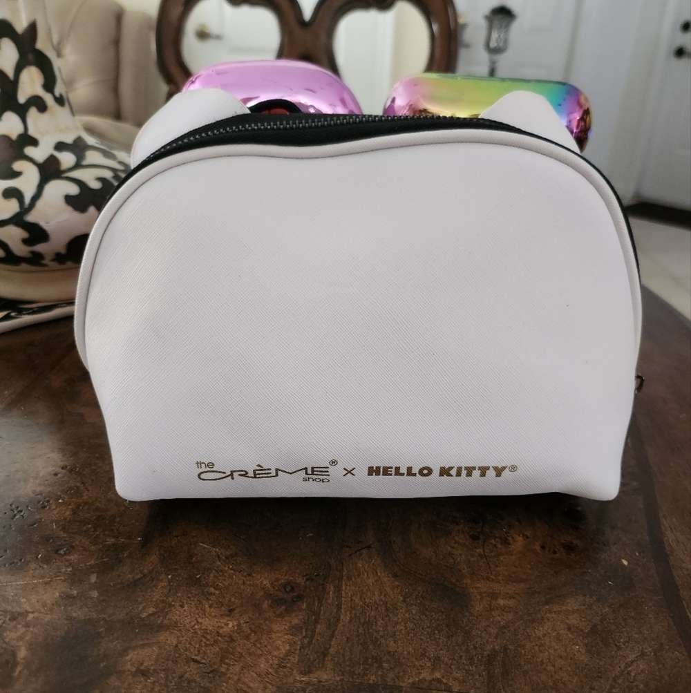 The Crème Shop X Hello Kitty And Friends Dome Travel Pouch Bag - Picture 2 of 3